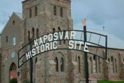 Kaposvar, Saskatchewan. A korábbi magyar település ma az Esterhazy nevű város része. Kaposvár temploma látható a képen, ami ma római katolikus zarándokhely.